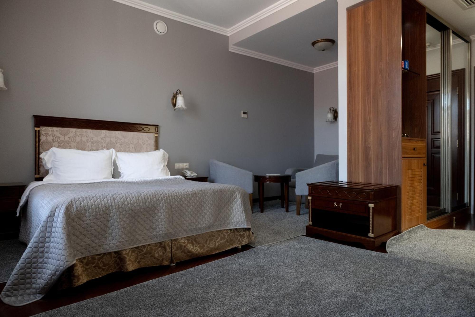 Allureinn Hotel And Spa Chernivtsi Exterior photo