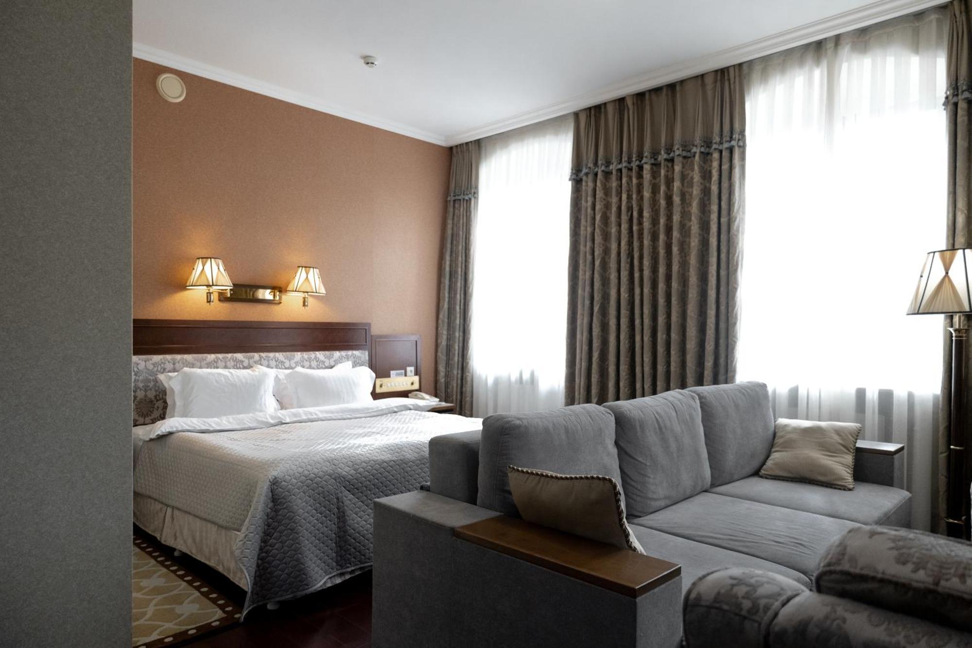 Allureinn Hotel And Spa Chernivtsi Exterior photo