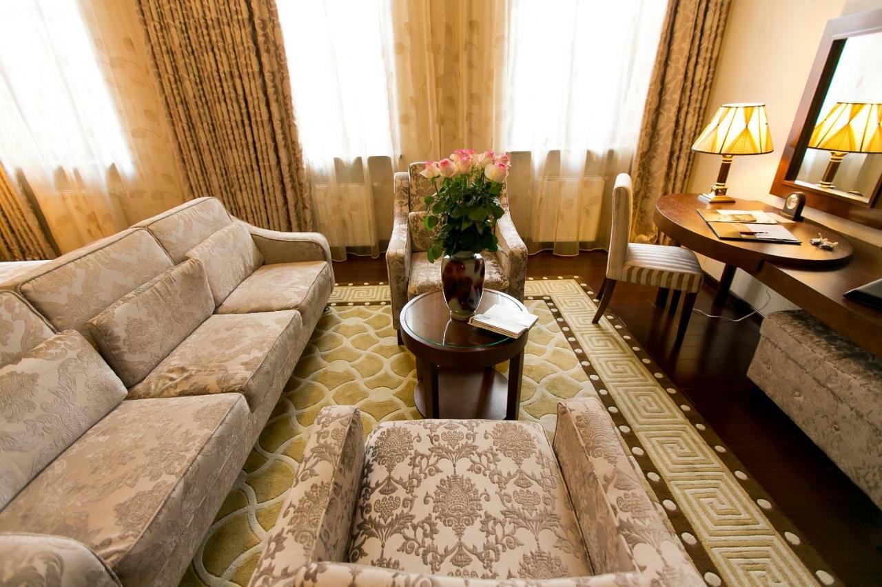 Allureinn Hotel And Spa Chernivtsi Exterior photo